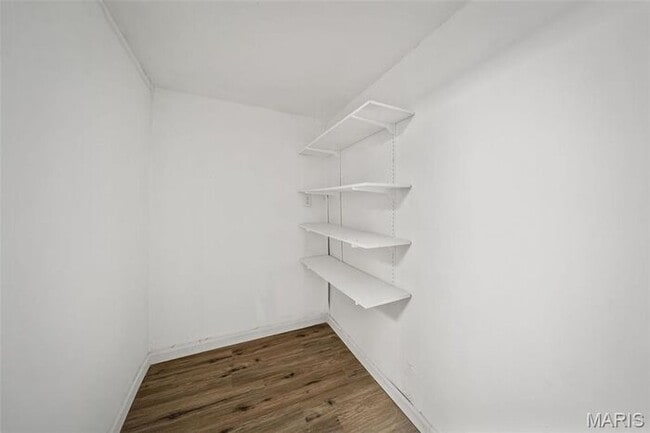 Building Photo - Completely remodeled and move-in ready!