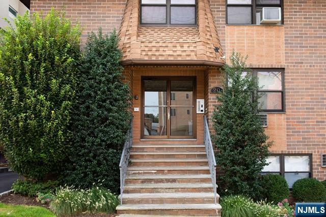 Primary Photo - 20 W Harriet Ave