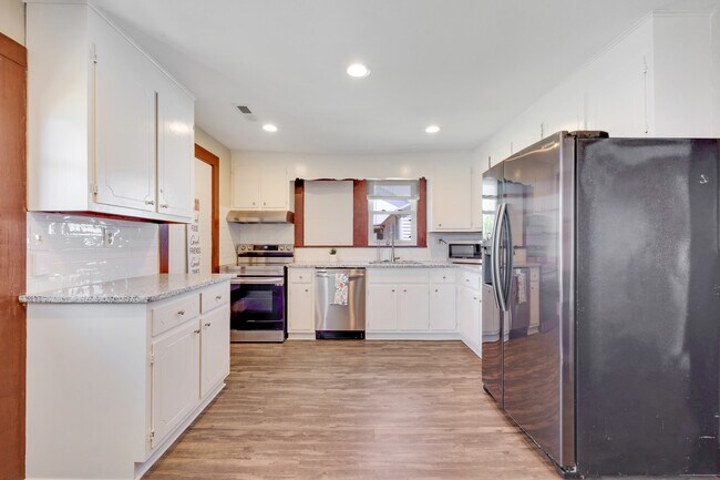 HUGE kitchen, new stainless appliances, fully equipped - 1618 Perrin Dr
