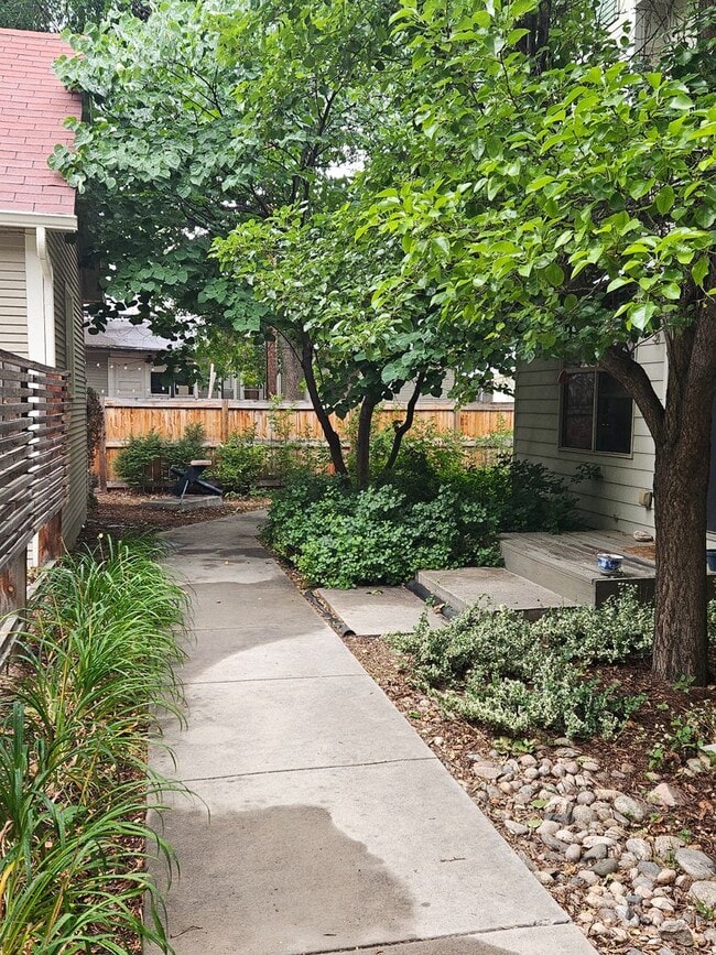 Building Photo - 318-320 W Myrtle