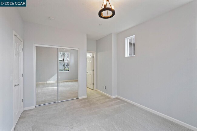 Building Photo - 207 Heligan Ln