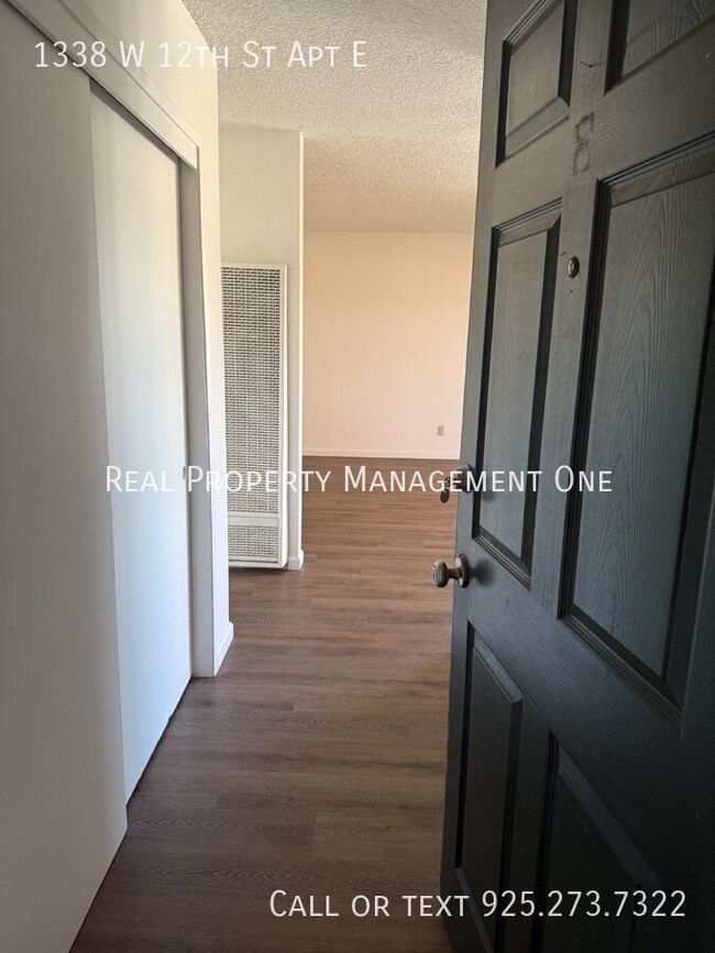 Building Photo - Refreshed 2 Bed, 1 Bath Tracy Apartment