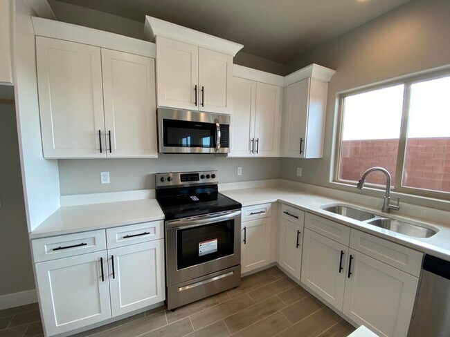 Building Photo - Beautifully Designed 3 Bedroom Townhome Ne...
