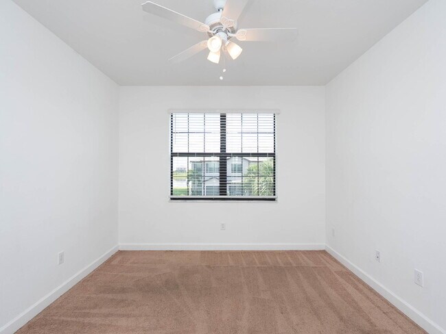 Building Photo - Newer-construction townhome in the highly desirable Lorraine Lakes