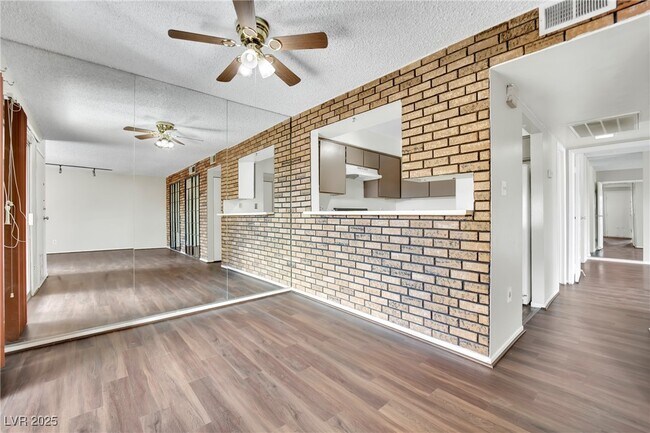 Building Photo - 1417 Hialeah Dr