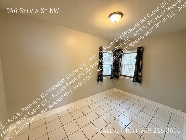 Building Photo - 946 Sylvia St NW