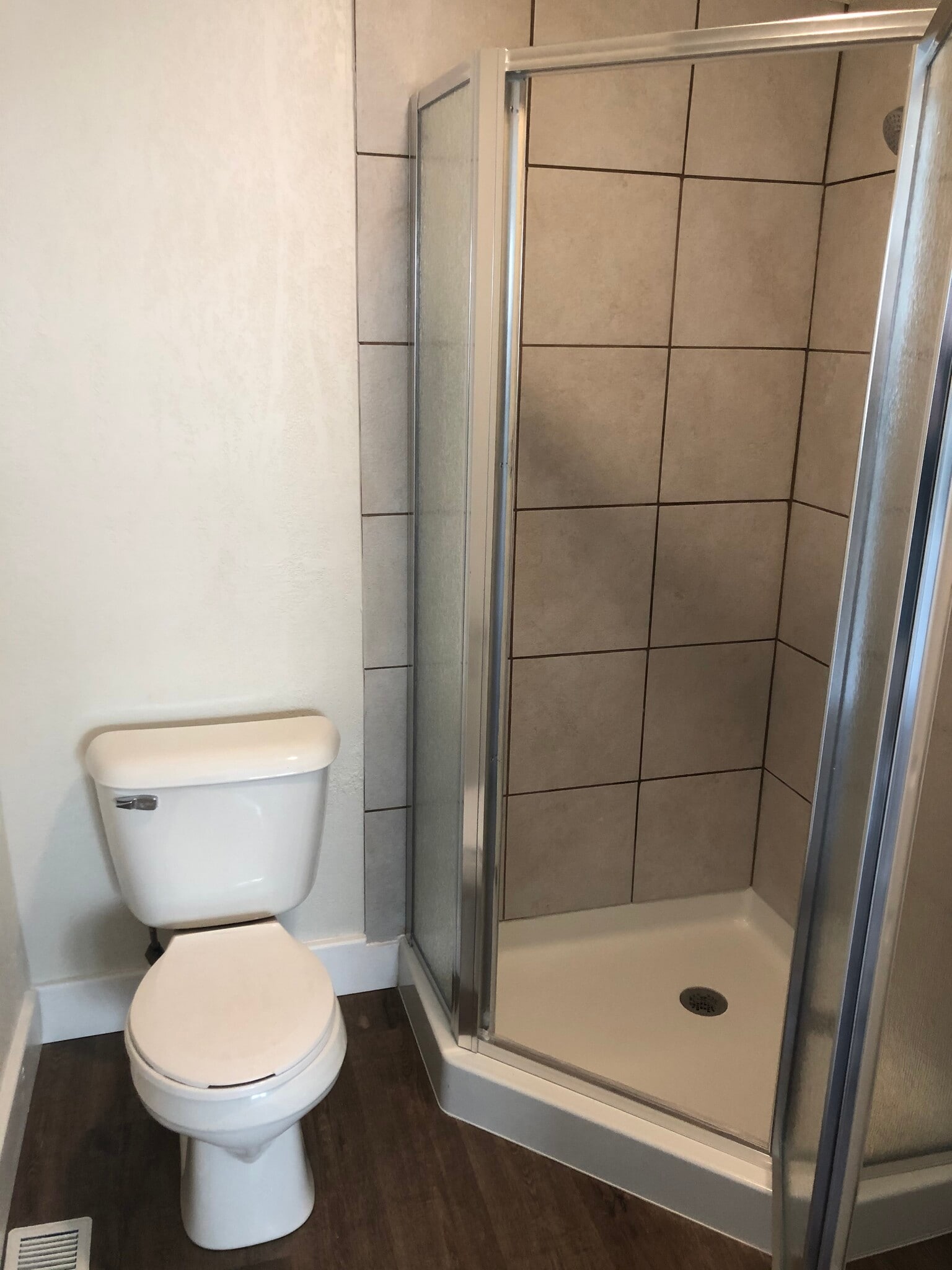 Bathroom - 620 W Walnut St
