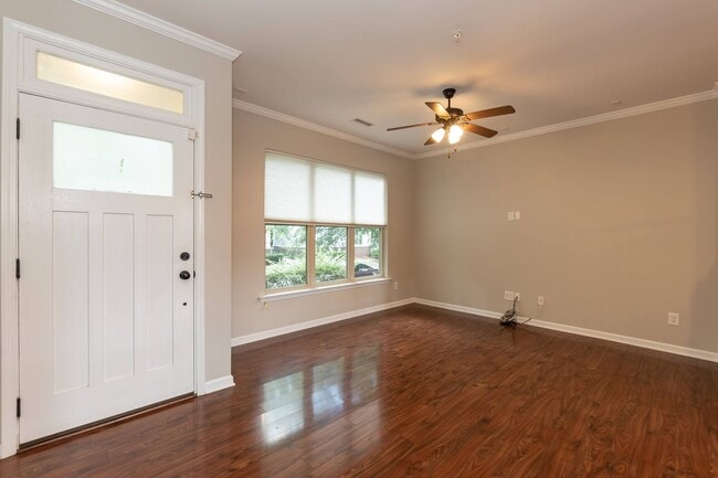 Building Photo - GORGEOUS Well maintained Two Bedroom Townhome!