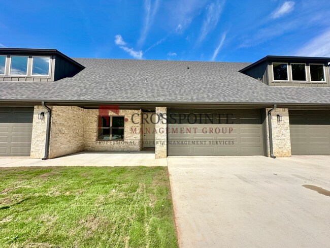 Building Photo - 2408 Henshaw Crk Dr
