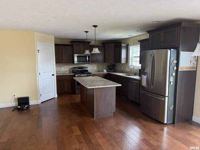Building Photo - 911 Boxwood Ct