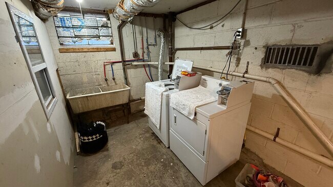 Building Photo - 484 Main St