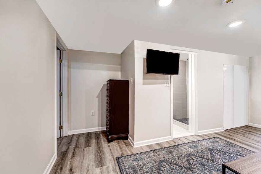 Space fot TV and large cabinet! - 2339 3rd St NE