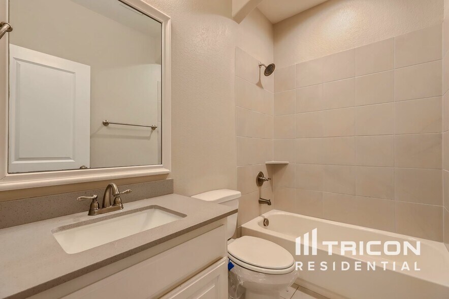 Building Photo - 319 S Hill Dr