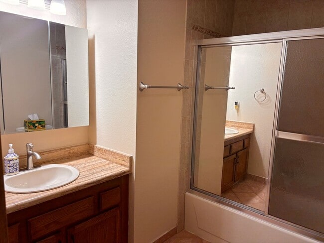 Building Photo - Updated 3 Bed / 2 Bath Turnagain Townhome!