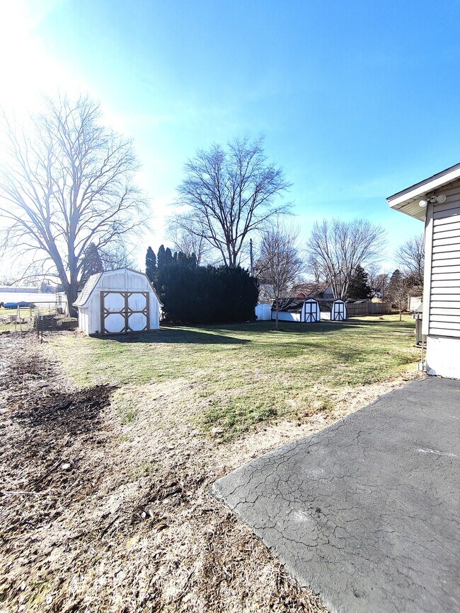 Building Photo - 220 E Pleasant St