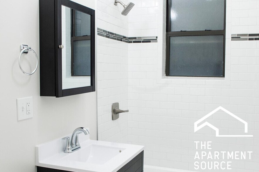 Building Photo - 726 W Roscoe St