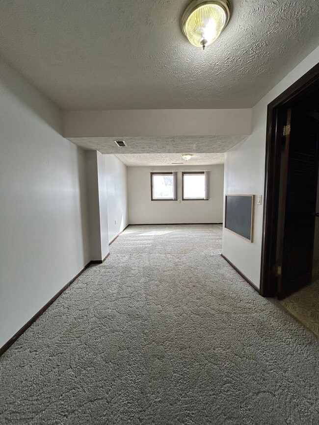 Building Photo - Spacious 3-Bedroom, 1-Bath Home with Garage & Basement in La Vista