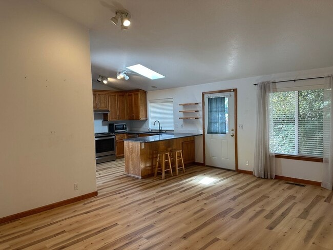 Building Photo - Beautifully updated 3 bedroom 2 bath house...
