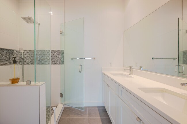 Building Photo - 404 51st St SE