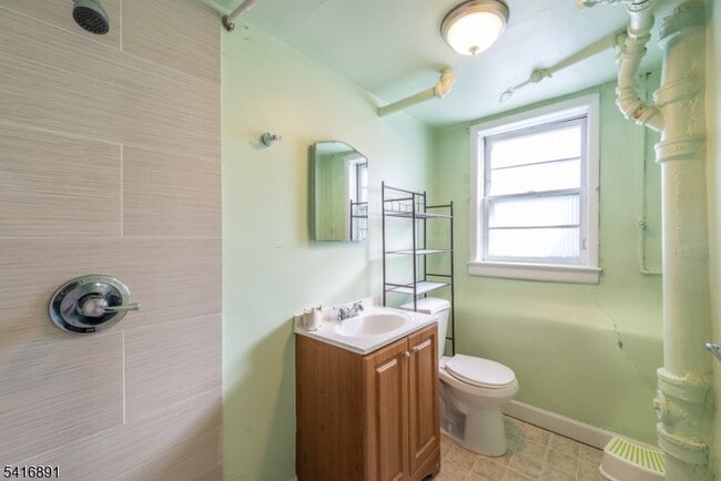 Building Photo - 18 Devon Dr