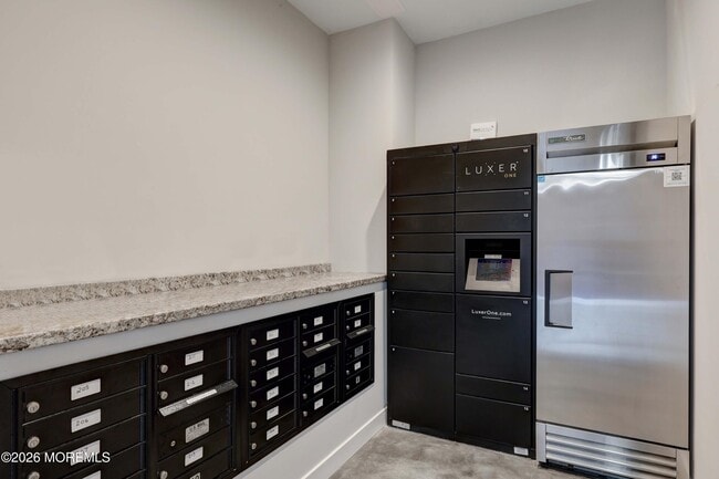 Building Photo - 6 West End Ct