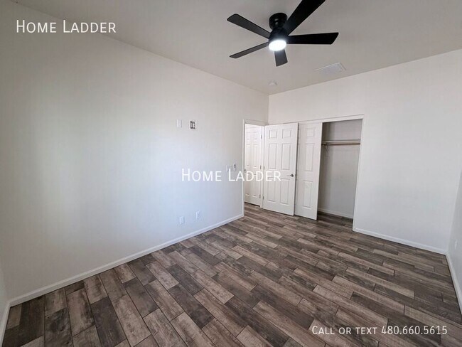 Building Photo - 915 East Gold Dust Way