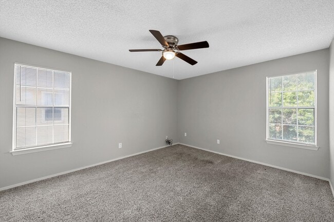 Building Photo - Updated Condo Central Waco
