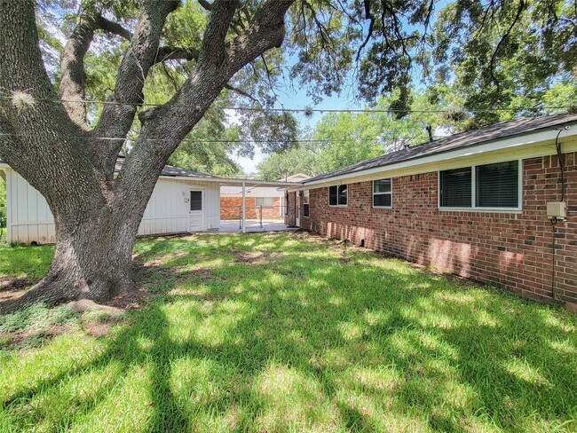 Building Photo - 111 Azalea St
