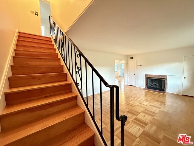 Building Photo - 5560 Village Green