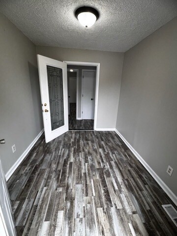 Building Photo - 6885 Kingsgate Dr