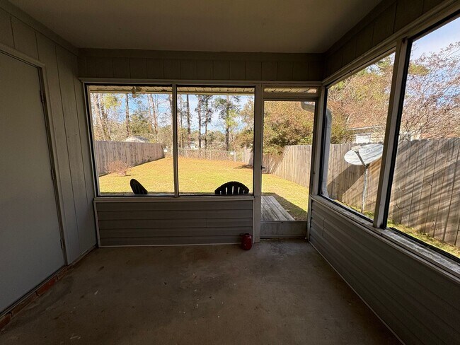 Building Photo - Family Friendly 2 Bedroom Duplex Available In Tallahassee NOW