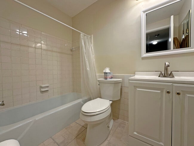 Building Photo - Comfortable 1-bedroom, 1-bath home located...