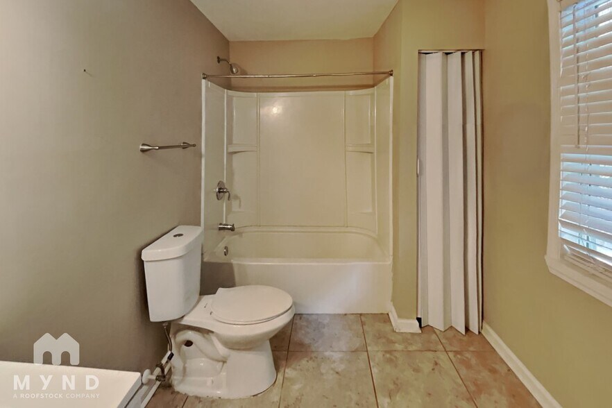 Building Photo - 3295 Redona Dr