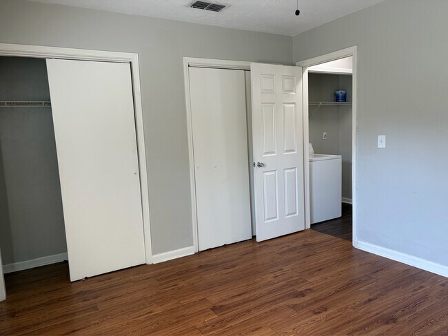Building Photo - 214 White Dr
