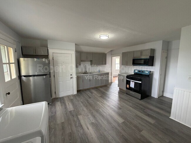 Building Photo - 28 Hull St