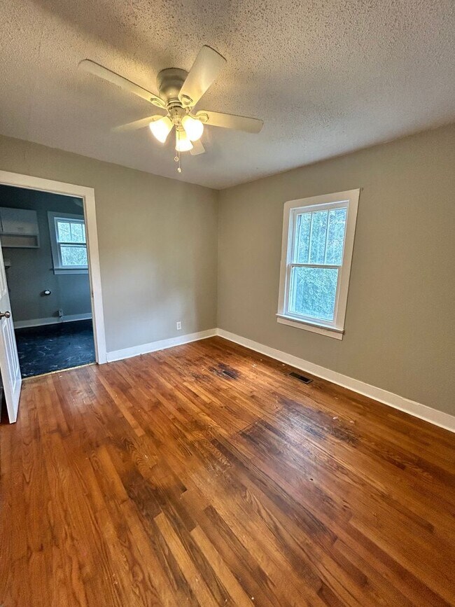 Building Photo - Charming 2 Bed, 1 Bath, Attached Carport a...