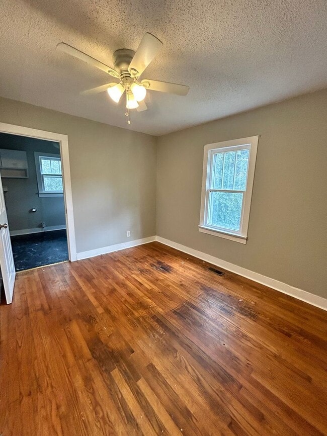 Building Photo - Charming 2 Bed, 1 Bath, Attached Carport and Spacious Yard!