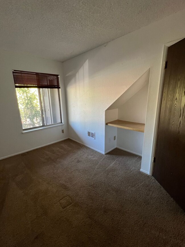 Building Photo - ADJACENT TO NAU: University Meadows-2 Bed/2 Bath Condo $1,900.00