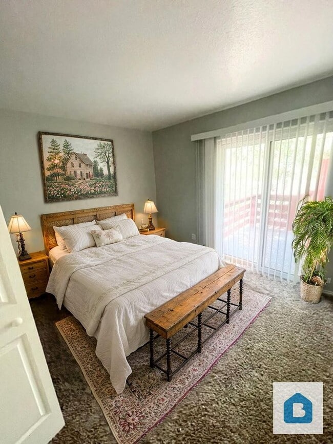 Interior Photo - 421 - 425 E Fountain Pl