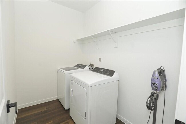 Building Photo - 14463 Cedar Ledge Ln