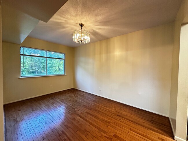 Building Photo - 2 Wynwood Dr