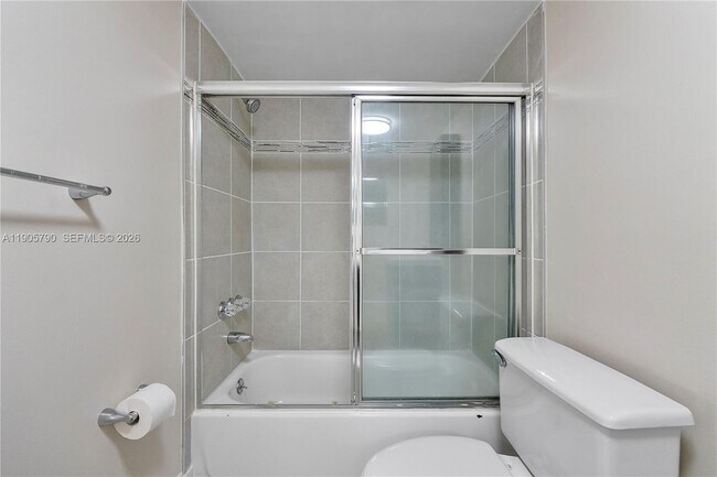 Building Photo - 2820 Somerset Dr