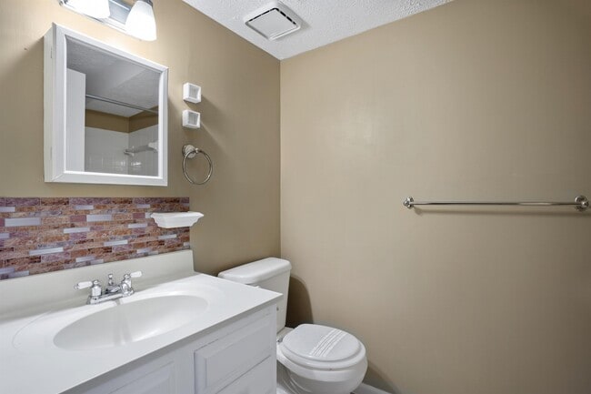 Building Photo - 97 Kenwood Dr