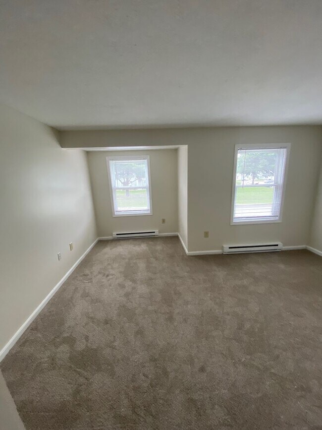 Building Photo - 2 Bedroom Apartment for Rent in Rochester, NH!