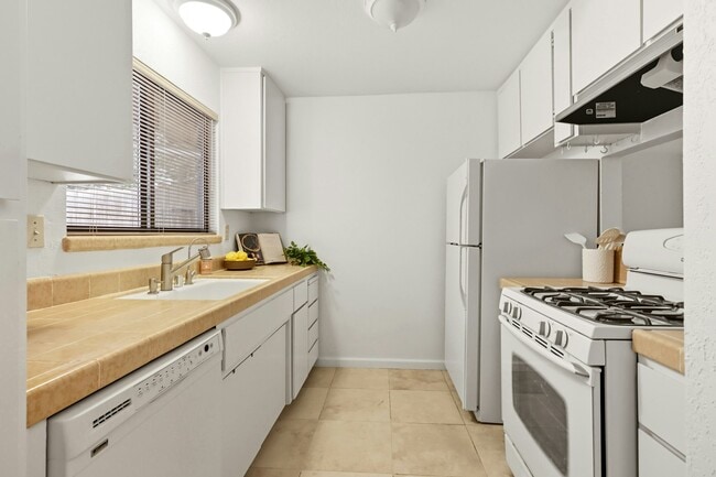 Building Photo - 2526 Overhill Ln