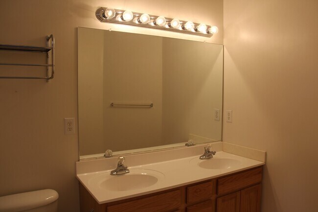 Building Photo - 148 River Walk Ct