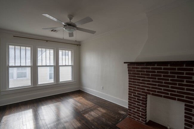 Building Photo - Gorgeous 3 Bed 2 Bath In Quiet Neighborhood