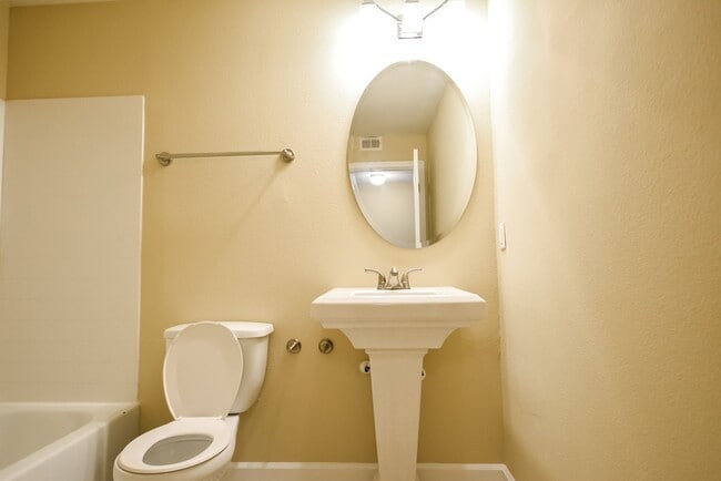 Building Photo - Beautiful 3 Bed 2 Bath WITH BONUS ROOM for...