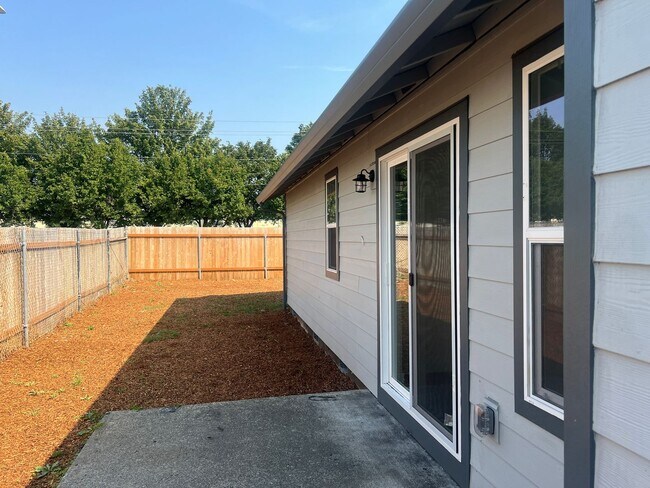 Building Photo - 724 SE 135th Ct
