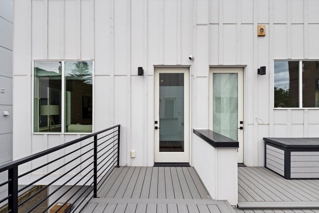 Building Photo - Bright & Charming 2bed/2bath Townhome in P...